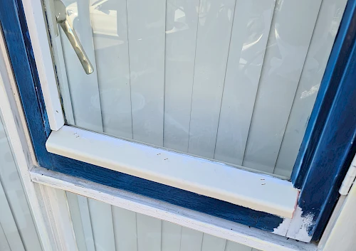 Afbeelding: Hoe vaak moet je buitenhoutwerk schilderen in Nederland? (kozijn_toe_aan_schilderbeurt_2.png)